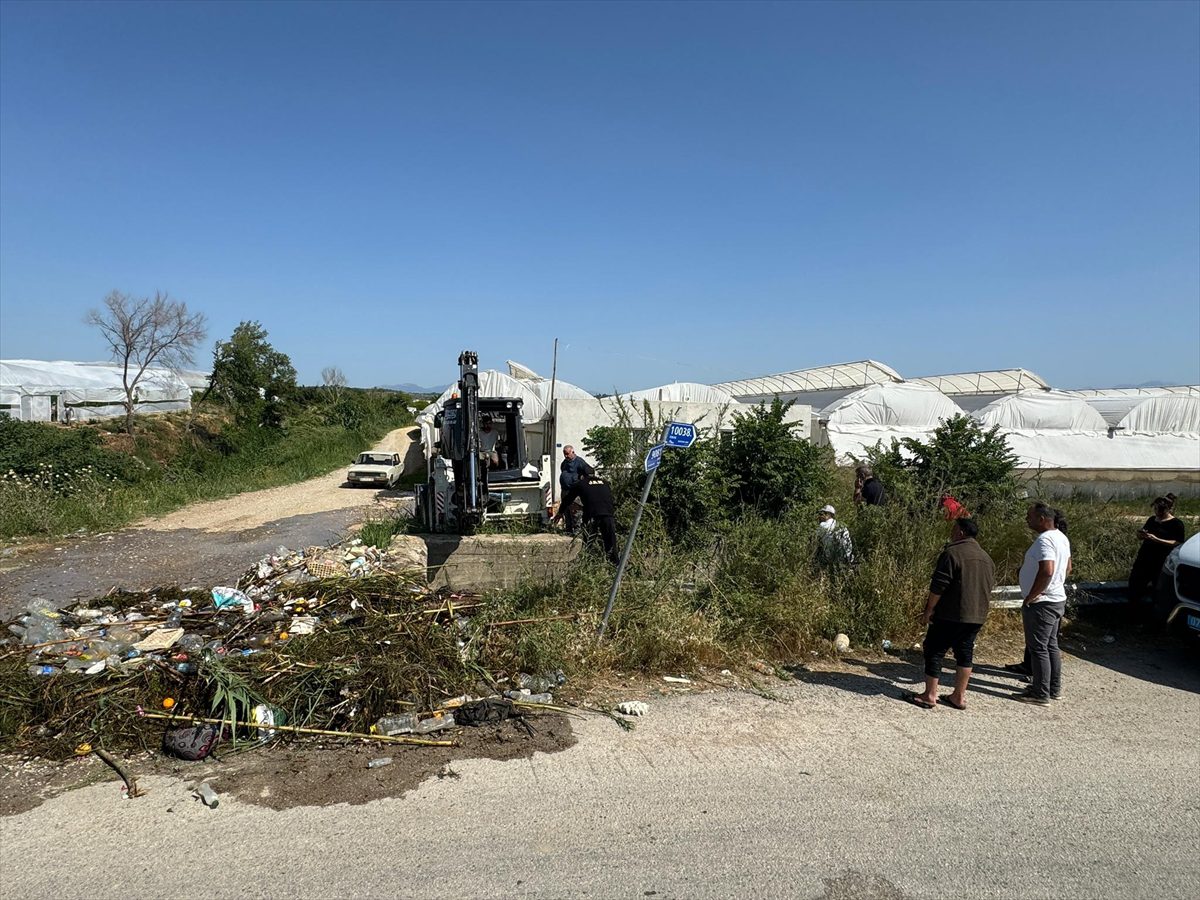 GÜNCELLEME – Antalya'da dereye düşen otomobildeki kayıp 2 kişiden birinin cesedi bulundu