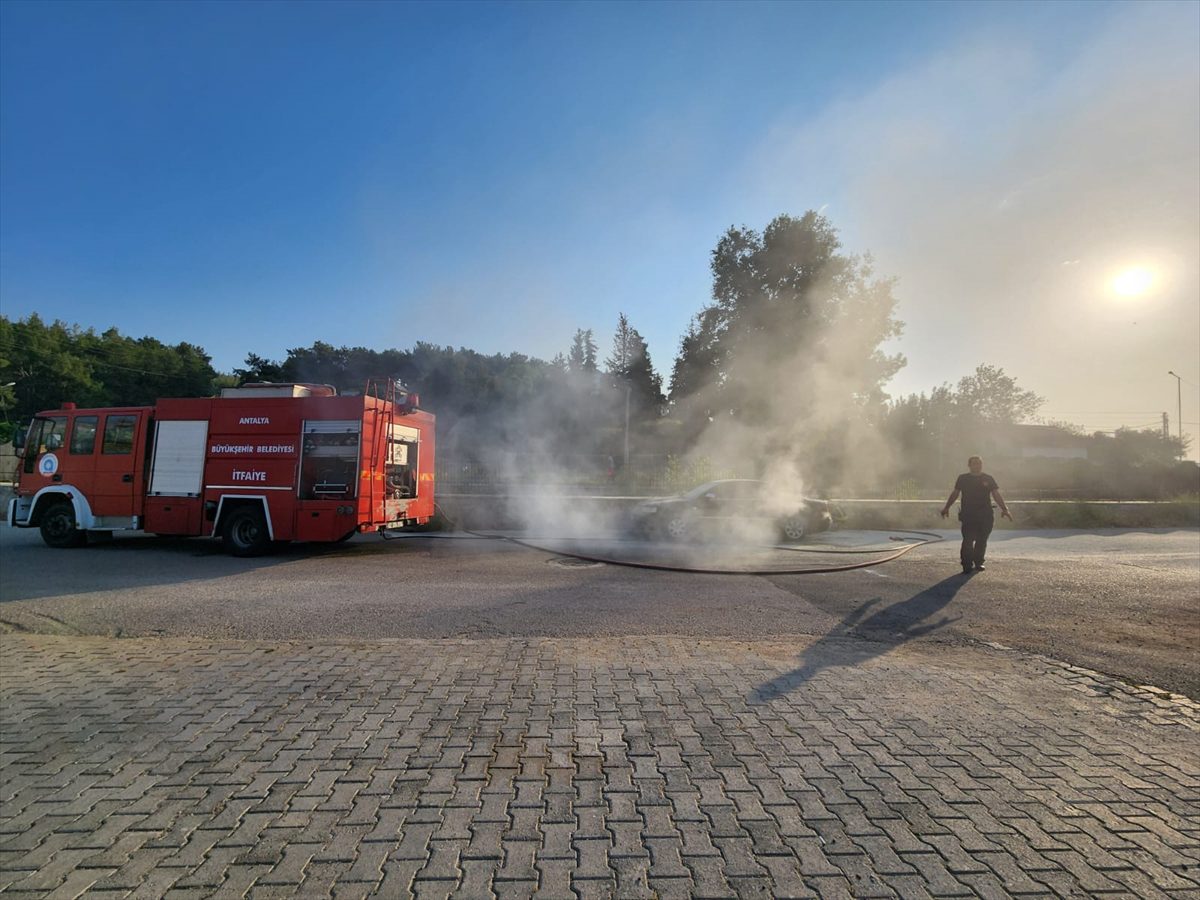 Kemer'de seyir halindeki otomobilde çıkan yangın söndürüldü