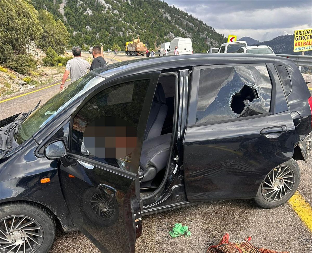 Antalya'da trafik kazasında 1 kişi öldü, biri bebek 2 kişi yaralandı