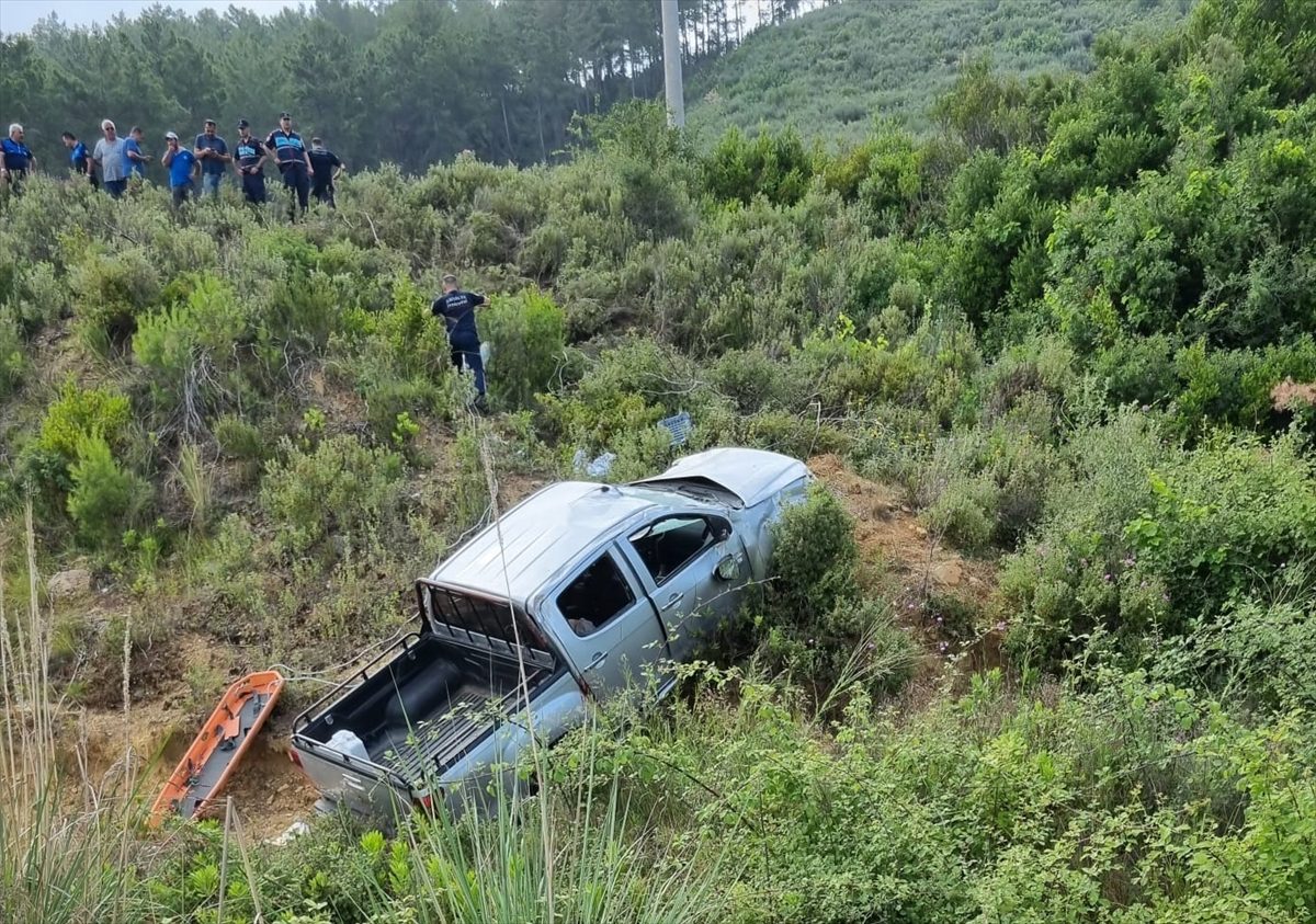 Antalya'da uçuruma yuvarlanan kamyonetteki 1 kişi öldü, 3 kişi yaralandı