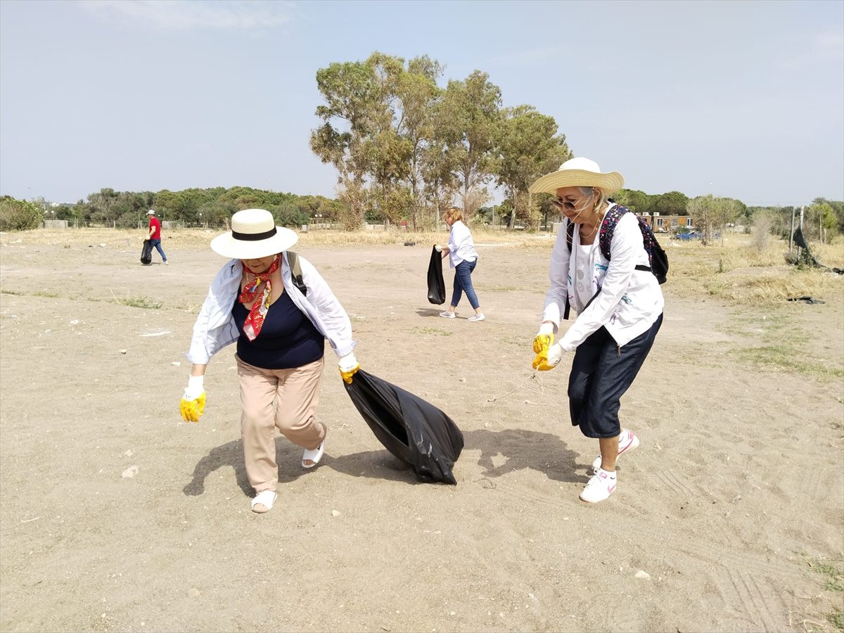 Antalya'da yaşayan Kazaklar, 1 Mayıs'ı atık toplayarak kutladı