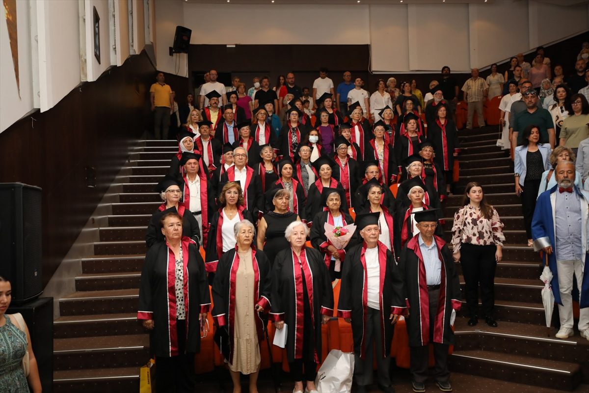 Antalya'daki “Tazelenme Üniversitesi”nden 110 öğrenci mezun oldu