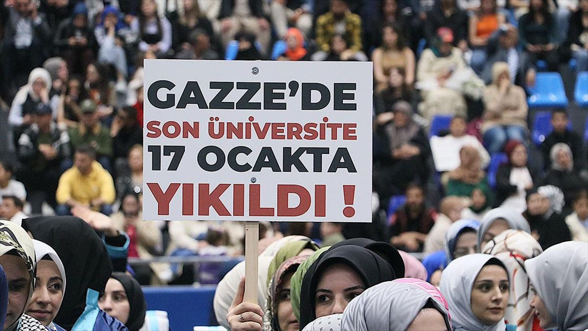 Bayburt Üniversitesi öğrencileri mezuniyet töreninde Filistin’e destek verdi