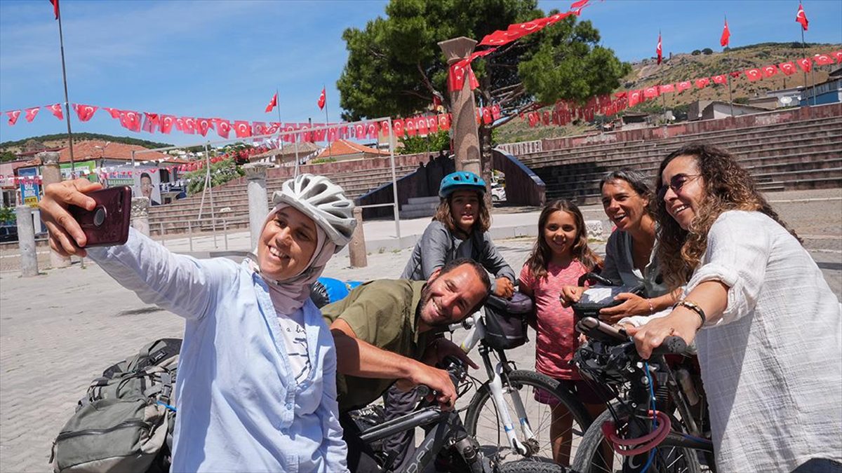 Bisiklet tutkunu kadın, bisikletli turistleri evinde misafir ediyor