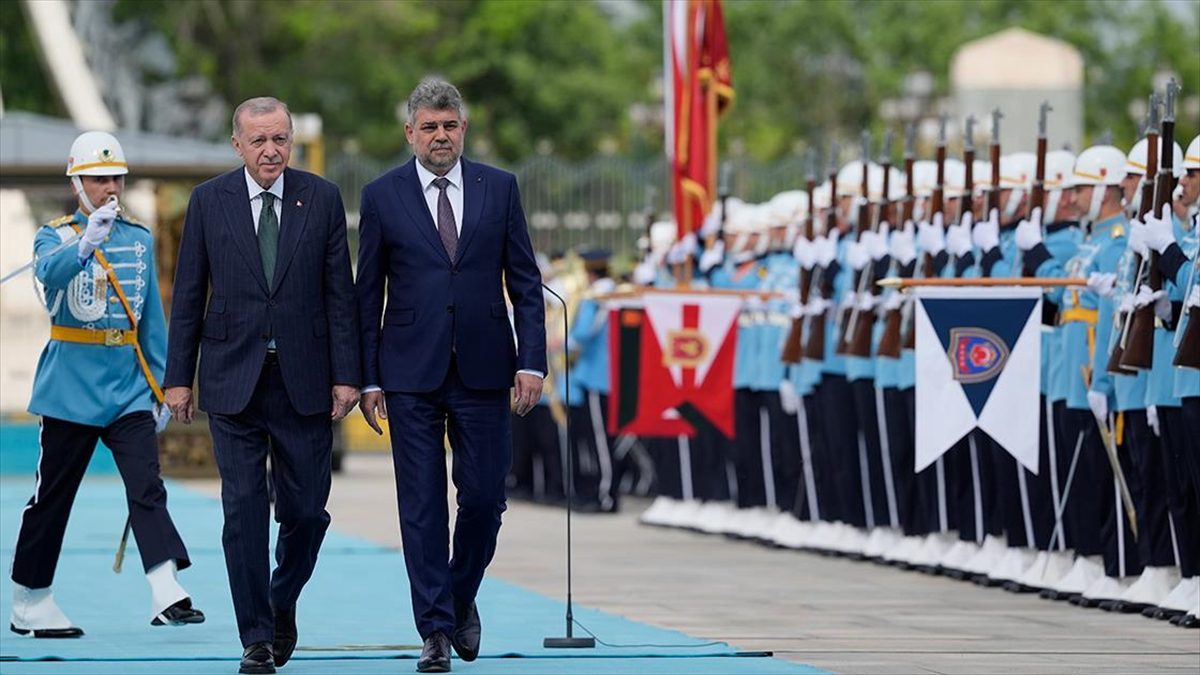 Cumhurbaşkanı Erdoğan, Romanya Başbakanı Ciolacu’yu resmi törenle karşıladı