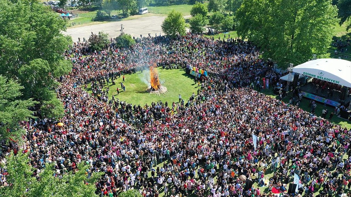 Dünyanın en neşeli şenliklerinden “Kakava” Edirne’ye binlerce turist çekti