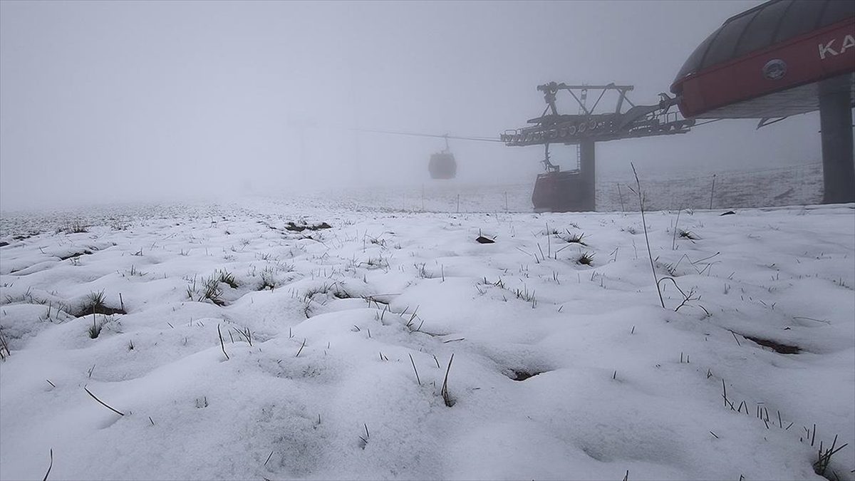 Erciyes'e mayıs ayında kar yağdı