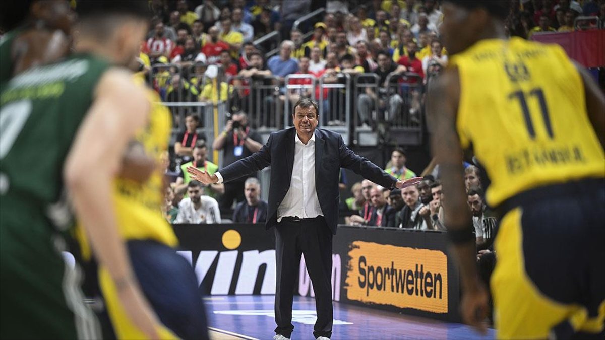 Ergin Ataman, Fenerbahçe'ye karşı 117. maçında 63. galibiyetini yaşadı