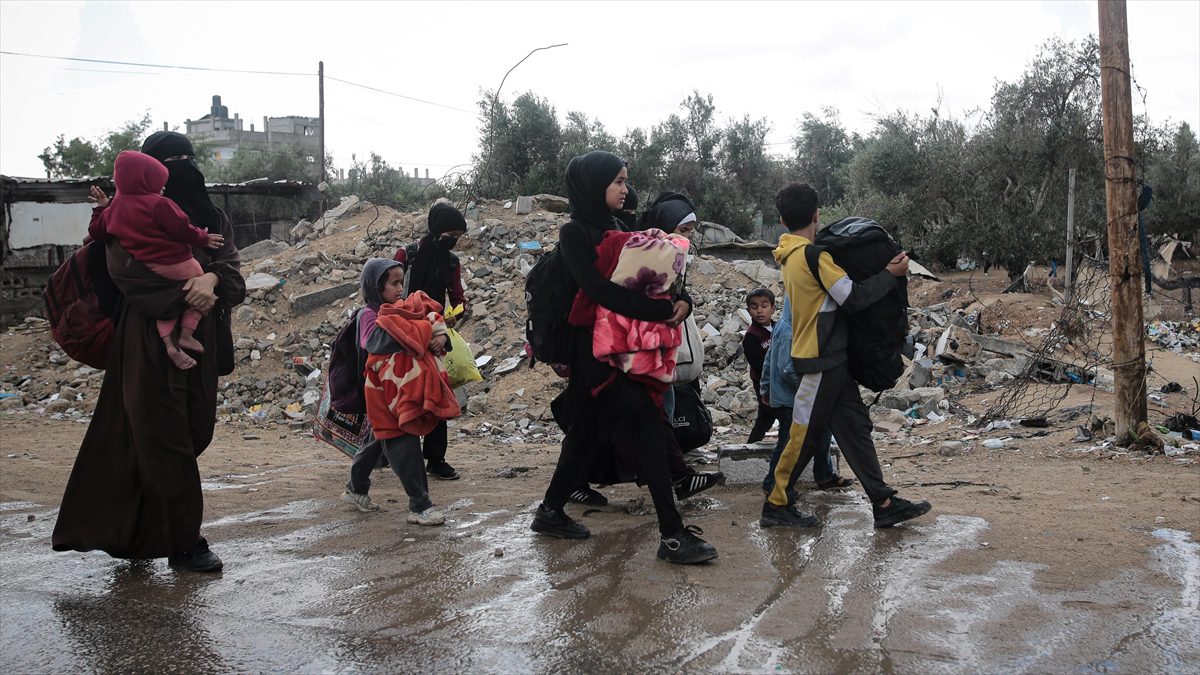 Filistin Kızılayı: İsrail’in muhtemel kara saldırısı sebebiyle binlerce kişi Refah’tan göç ediyor