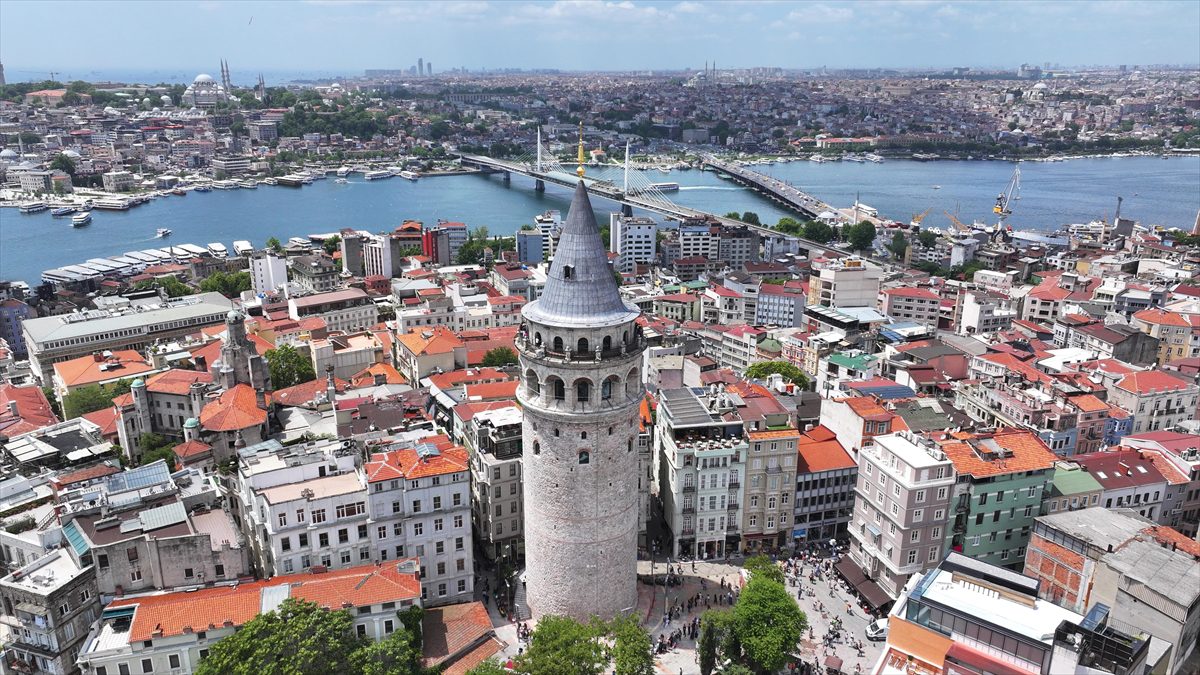 Galata Kulesi yeniden ziyaretçileri ağırlıyor