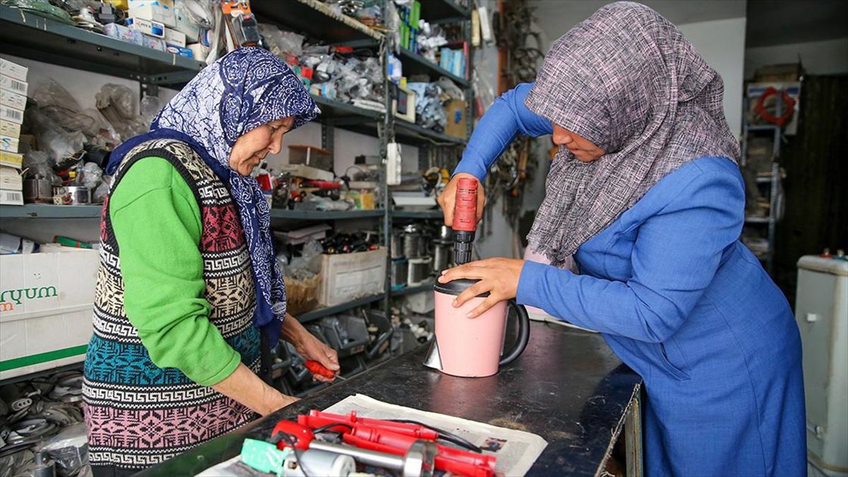 Gelinle kaynana elektrikli ev aletlerini tamir ediyor