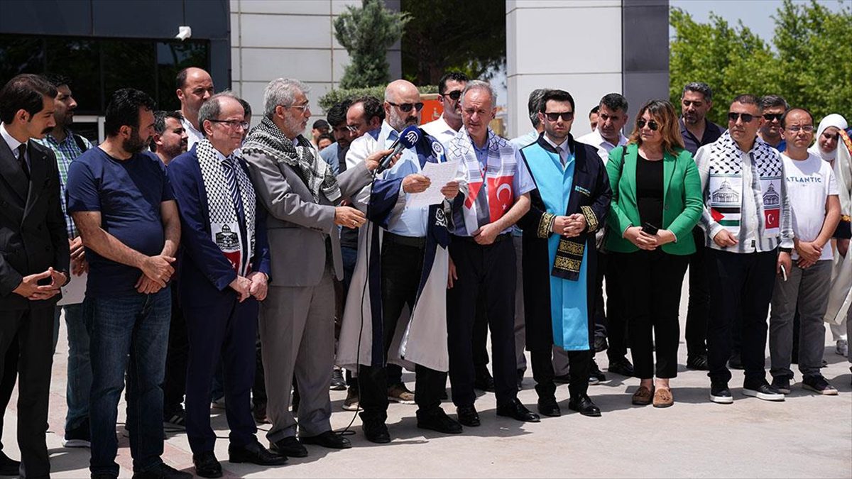 İzmir’de akademisyenler İsrail’in Gazze Şeridi’ne yönelik saldırılarını protesto etti