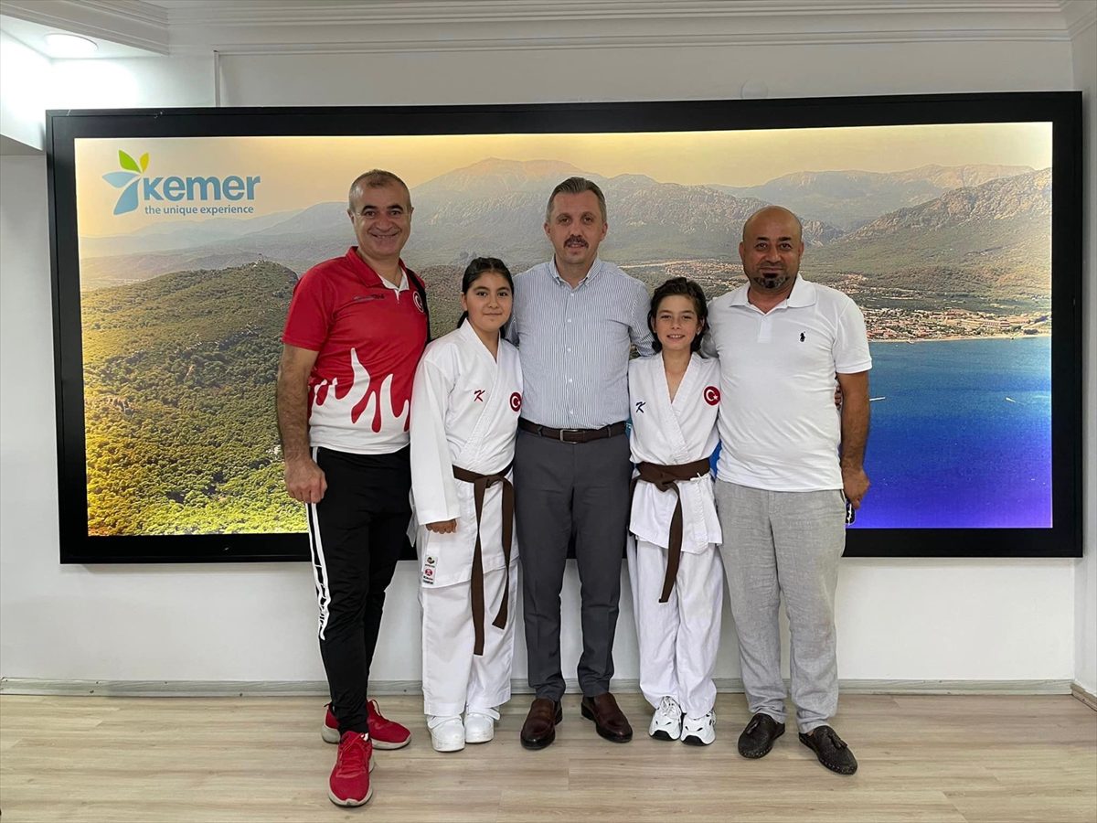 Karate şampiyonasına katılacak çocuk sporcular, Kemer Kaymakamı Solmaz'ı ziyaret etti