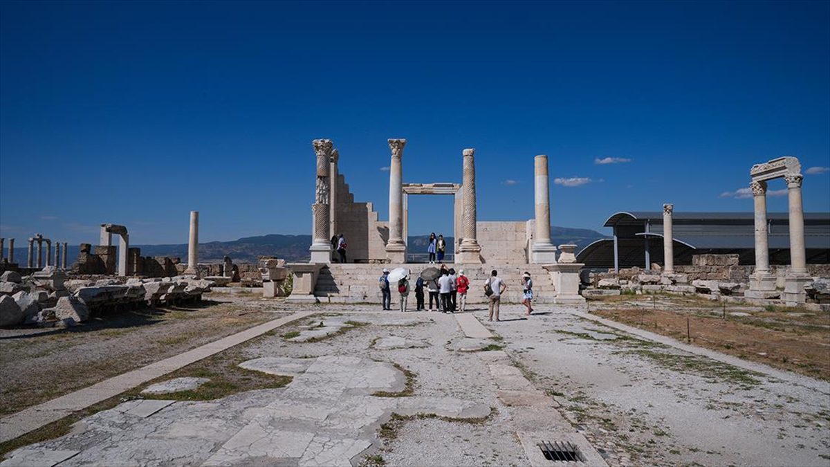 Laodikya’da 21 yıllık kazılarda 5 bin üzerinde tarihi eser gün yüzüne çıkarıldı