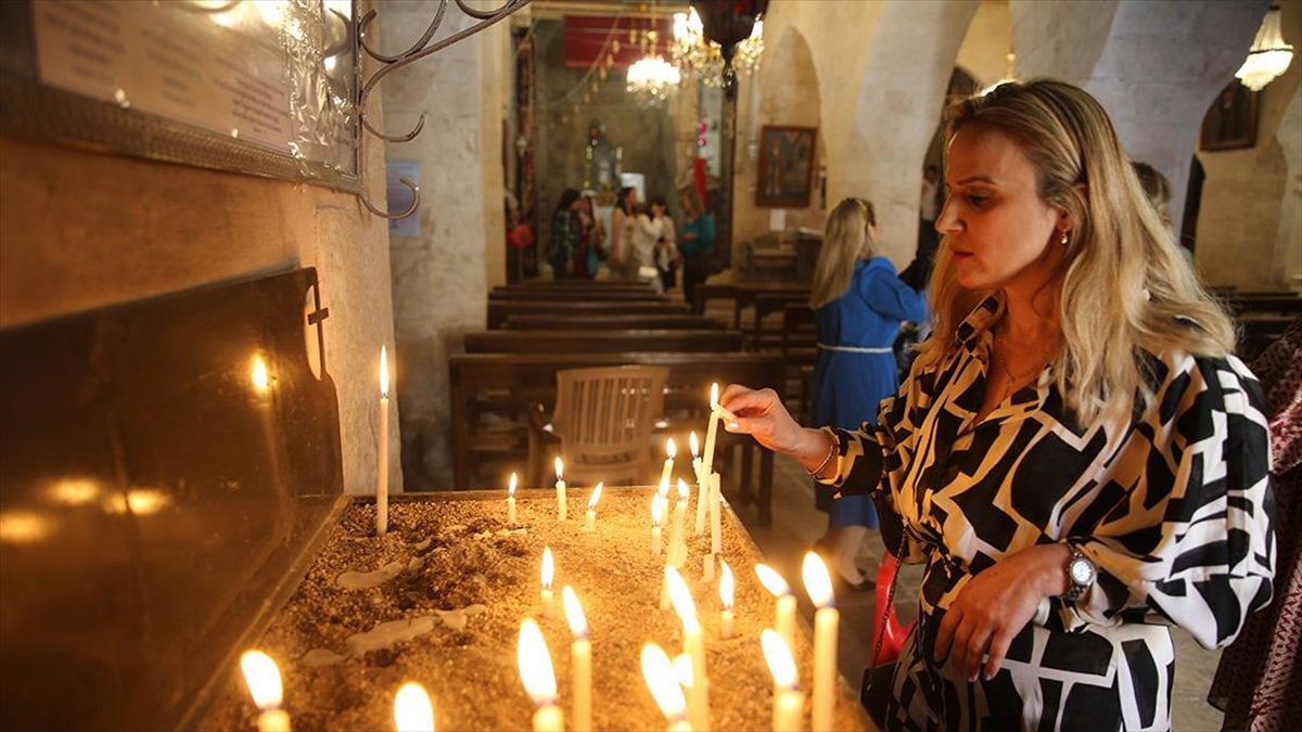 Mardin'deki tarihi kilisede Paskalya ayini düzenlendi