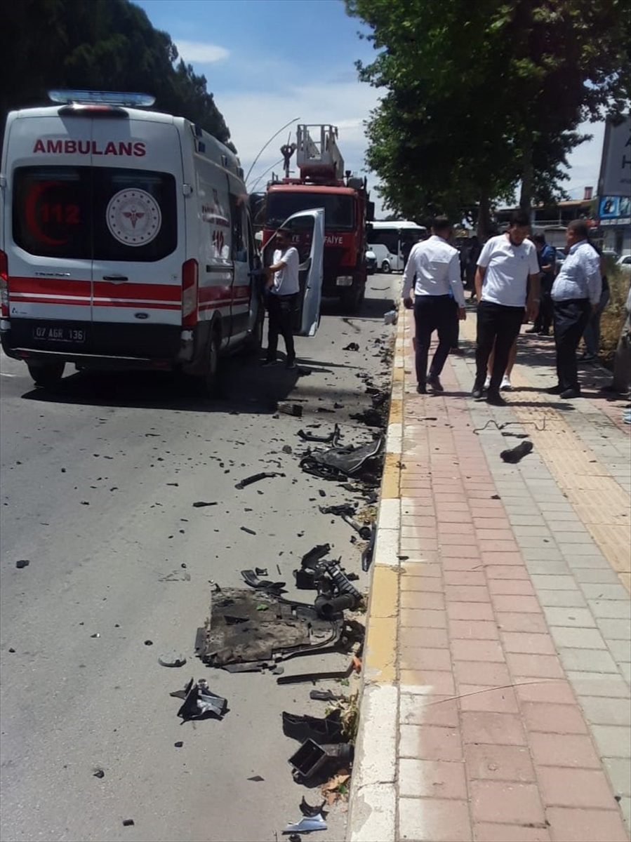 Serik'te tur minibüsü ile otomobilin çarpıştığı kazada 2 kişi yaralandı