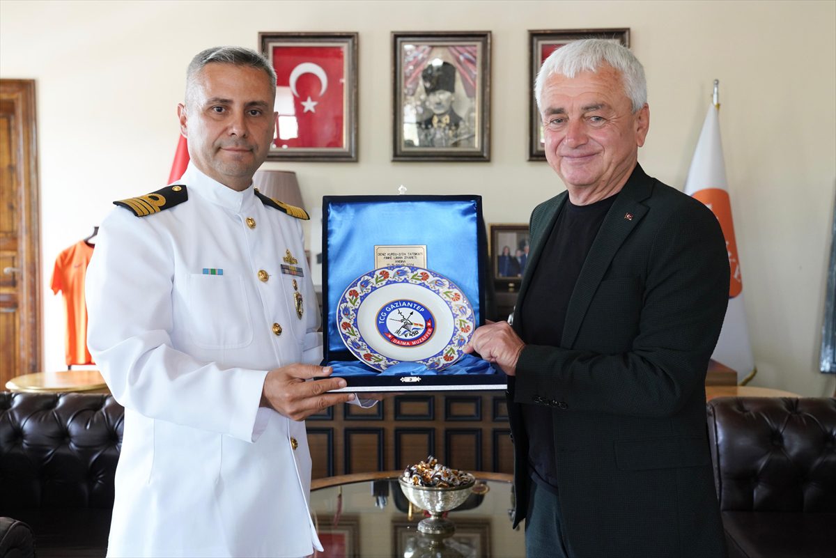 TCG Gaziantep ve TCG Karayel gemileri Finike Limanı'na demirledi