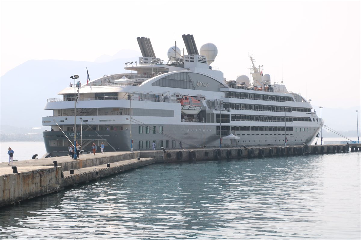 Yolcu gemisi “L’austral” Alanya Limanı’na demirledi