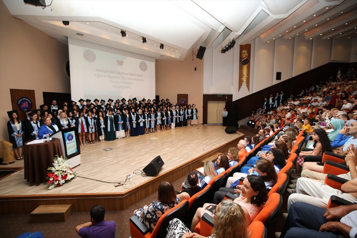 Akdeniz Üniversitesi Hemşirelik Fakültesinden 199 öğrenci mezun oldu