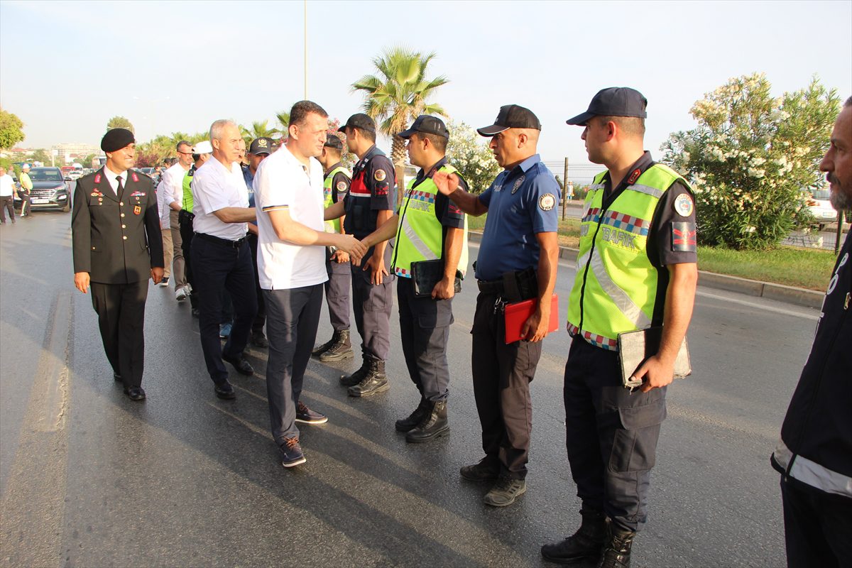 Alanya Kaymakamı Fatih Ürkmezer, trafik denetiminde sürücülerle bayramlaştı