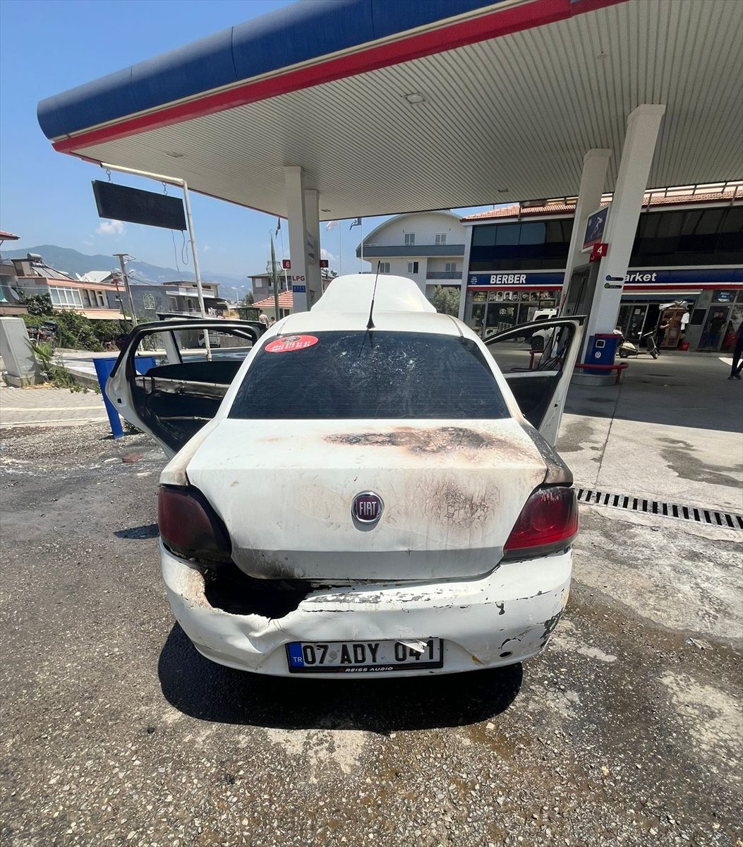 Alanya’da akaryakıt istasyonundaki otomobilde çıkan yangın söndürüldü