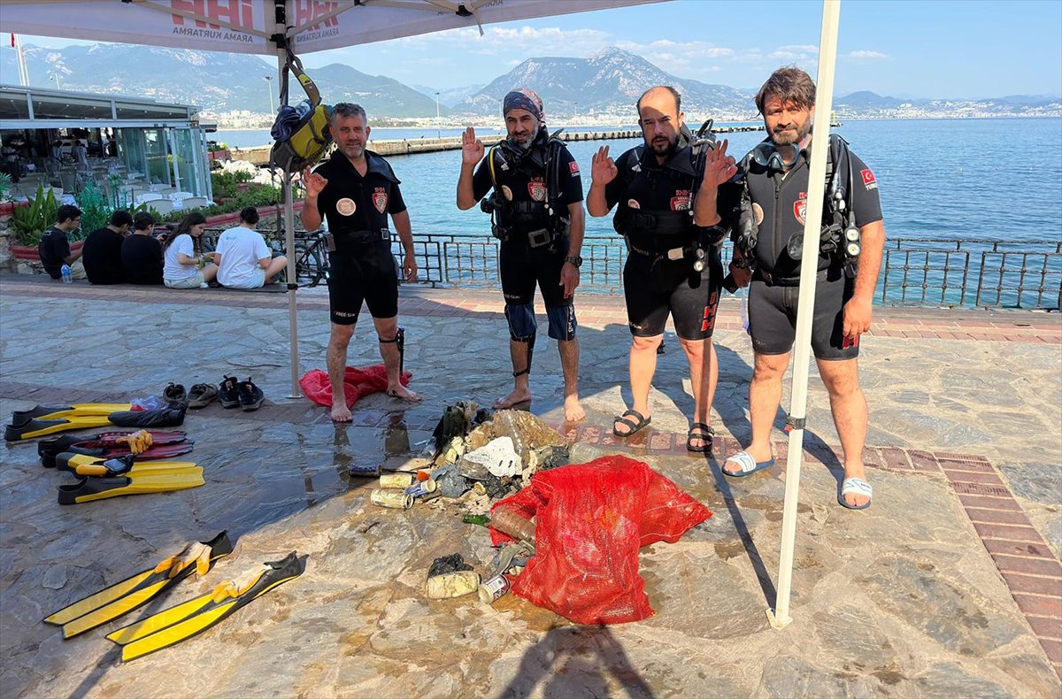 Alanya'da deniz dibi temizliği yapıldı