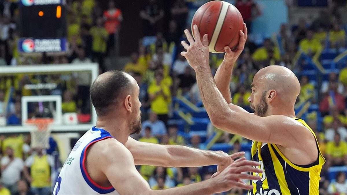 Anadolu Efes seride durumu 2-1’e getirdi