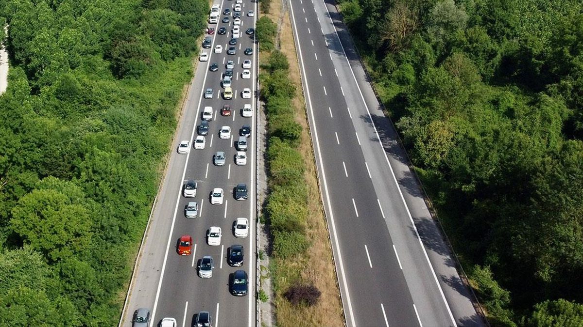 Anadolu Otoyolu’nun Düzce ve Bolu geçişinde akıcı yoğunluk yaşanıyor