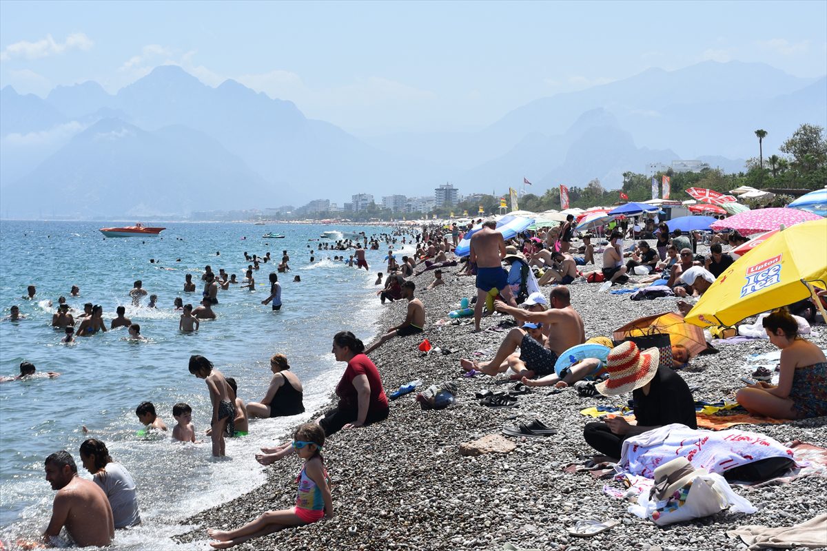 Antalya sahillerinde Kurban Bayramı'nın ilk günü yoğunluk yaşanıyor