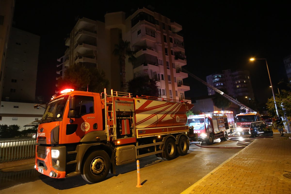 Antalya'da apartmanda çıkan yangın hasara yol açtı