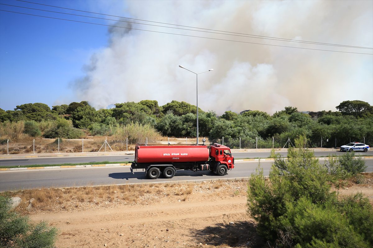 Antalya'da çıkan orman yangınına müdahale ediliyor