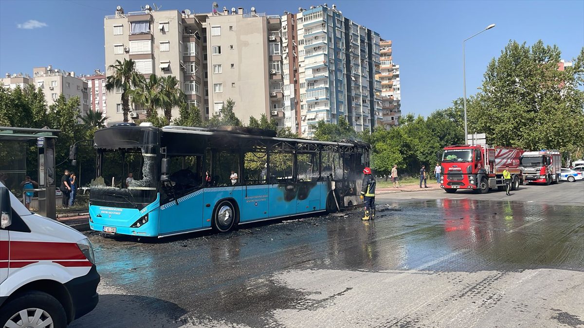 Antalya'da halk otobüsünde çıkan yangın söndürüldü