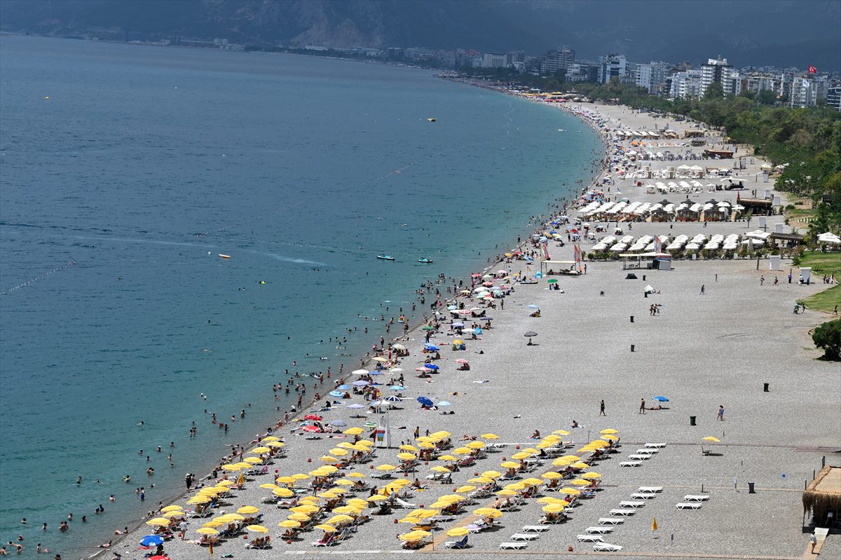 Antalya'da hava sıcaklığı sağanakla 11 derece azaldı