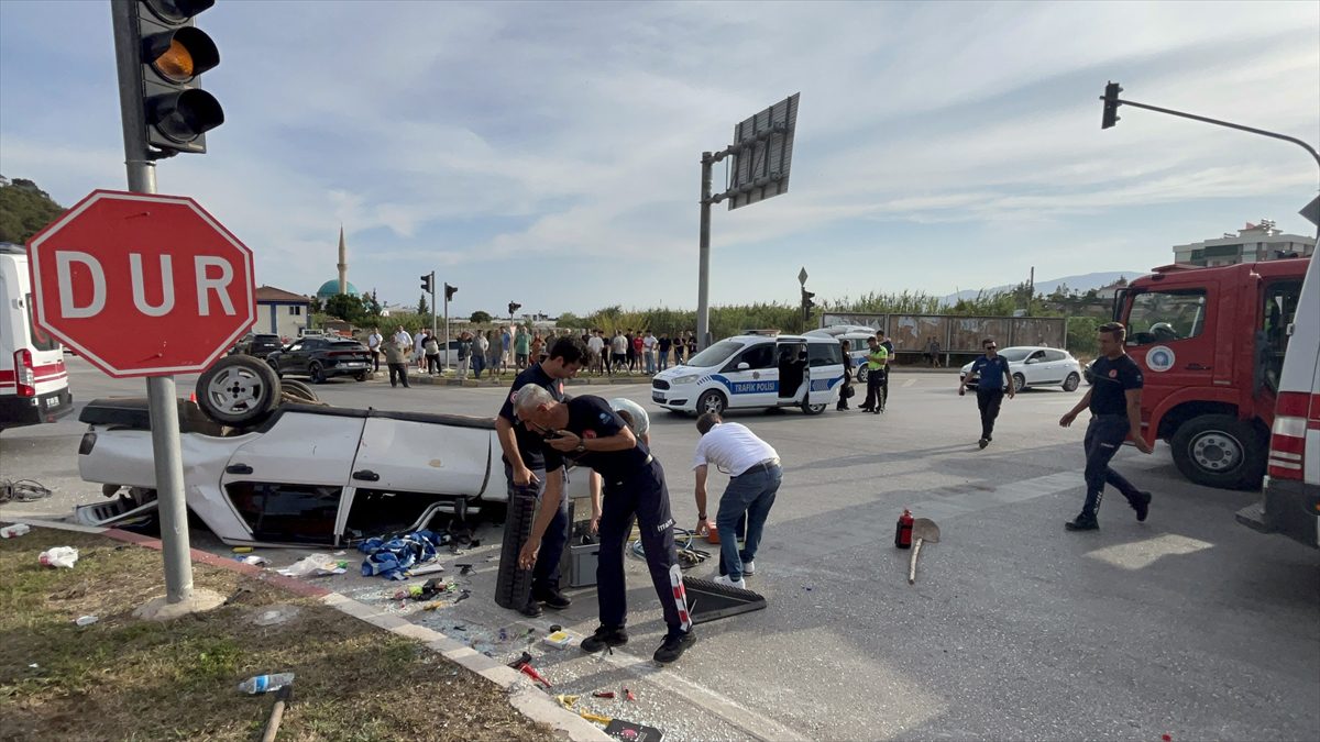 Antalya'da iki otomobilin çarpışması sonucu 4 kişi yaralandı