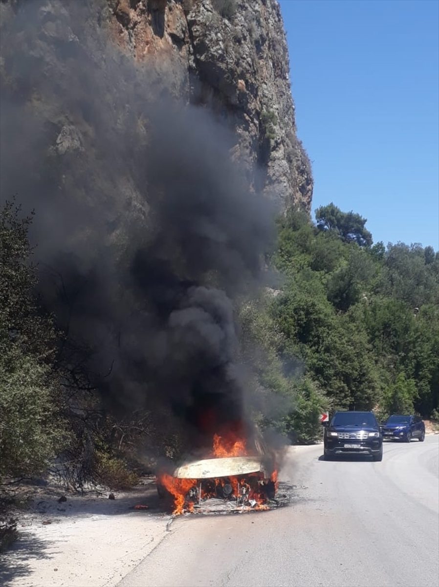 Antalya'da otomobilden ormanlık alana sıçrayan yangın söndürüldü