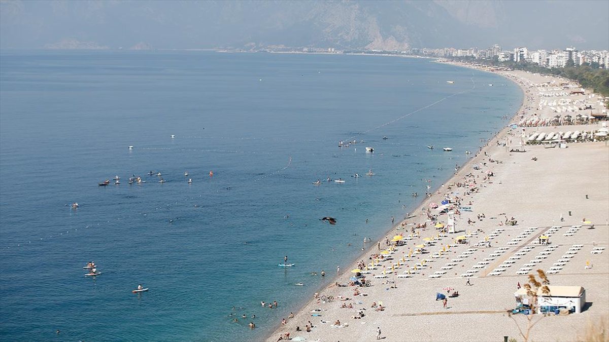 Antalya’da sıcak hava nedeniyle sahillerde yoğunluk oluştu