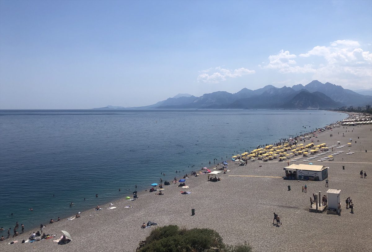 Antalya'da sıcak hava ve nem etkili oluyor