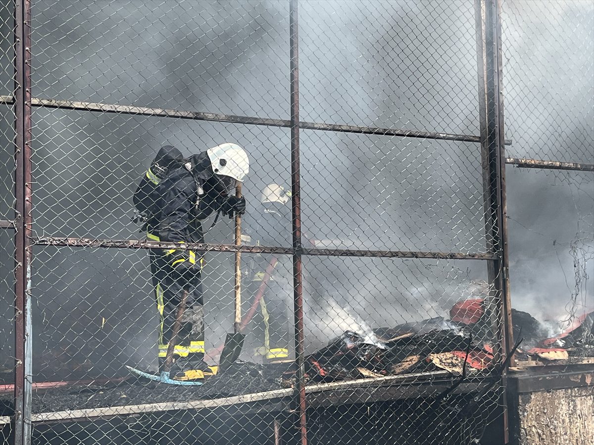 Antalya'da toptancı halinde çıkan yangında, 4 ardiye kullanılamaz hale geldi