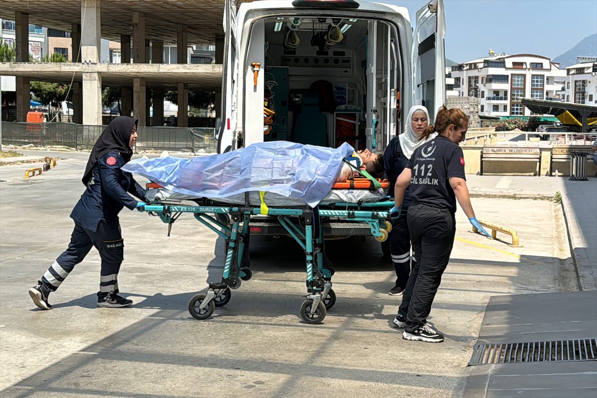 Antalya'da uçuruma yuvarlanan safari aracındaki 1 turist öldü, 3 kişi yaralandı