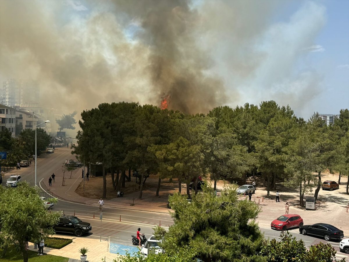 Antalya'da yerleşim yerine yakın ağaçlık alanda yangın çıktı