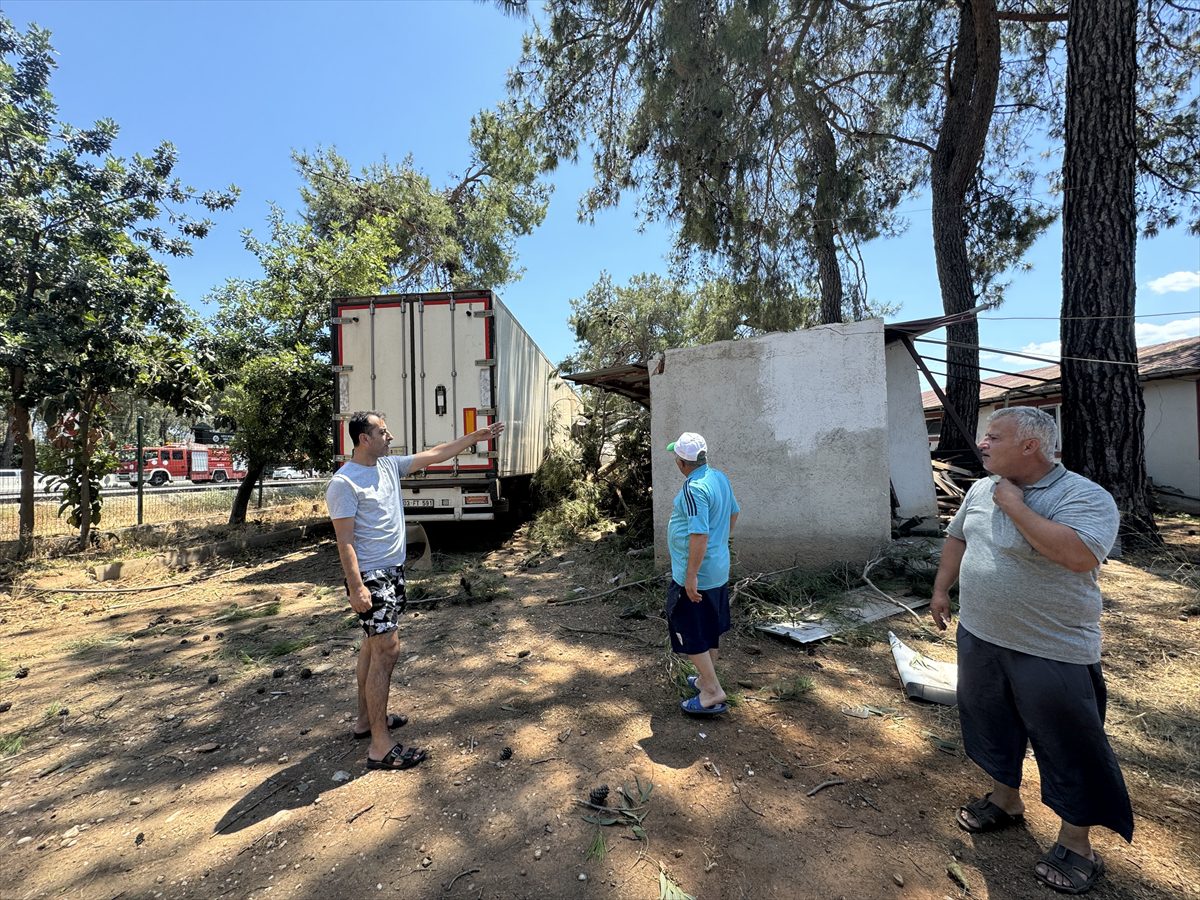 Antalya'da yoldan çıkan tır lojmanın deposuna çarptı