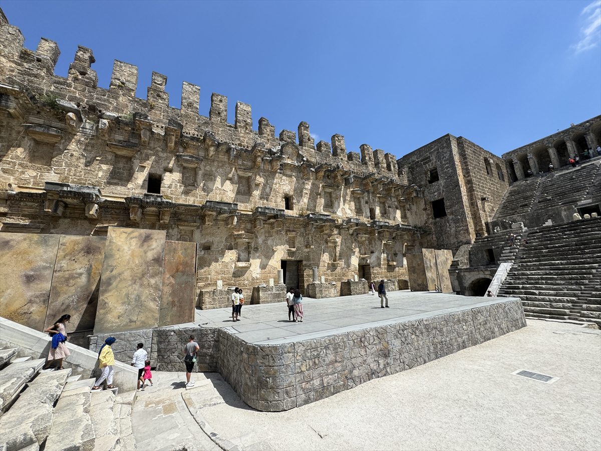 Aspendos Antik Kenti'nde bulunan Zeus ve Afrodit heykelleri arkeologları heyecanlandırdı