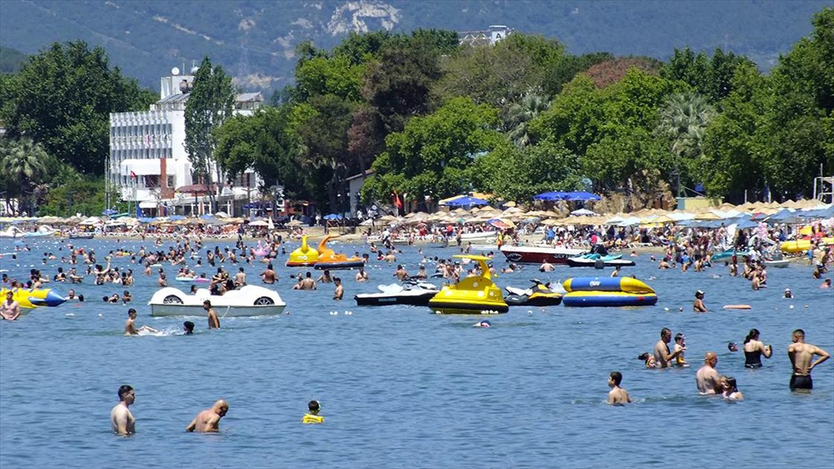 Balıkesir’in turistik ilçesi Erdek’te Kurban Bayramı tatili yoğunluğu yaşanıyor