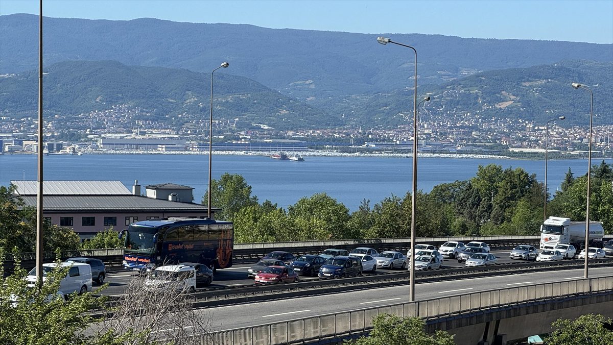 Bayramın ikinci günü İstanbul’dan yola çıkanlar, Kocaeli’de yoğunluk oluşturdu