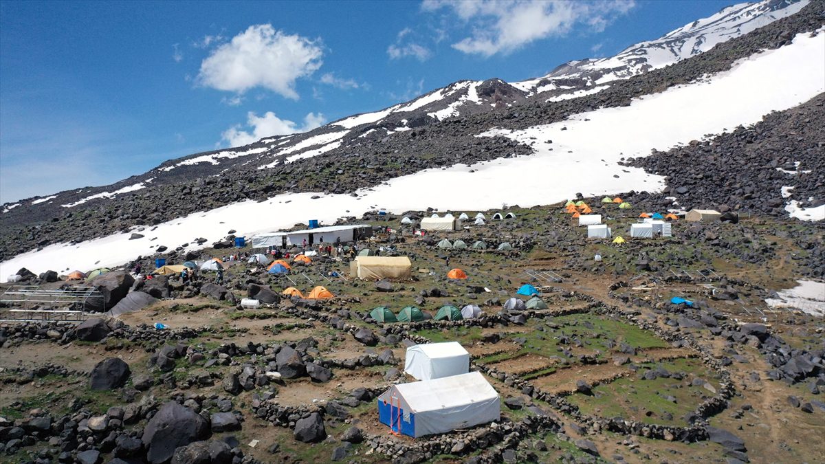 Bir yanı kar bir yanı bahar Ağrı Dağı havanın ısınmasıyla doğa tutkunlarını ağırlıyor