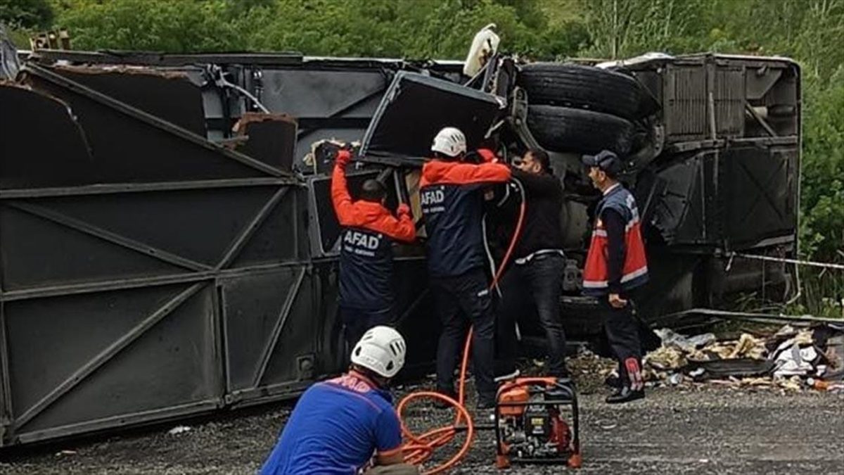 Bitlis’te otobüs ile tırın çarpışması sonucu 2 kişi hayatını kaybetti, 30 kişi yaralandı