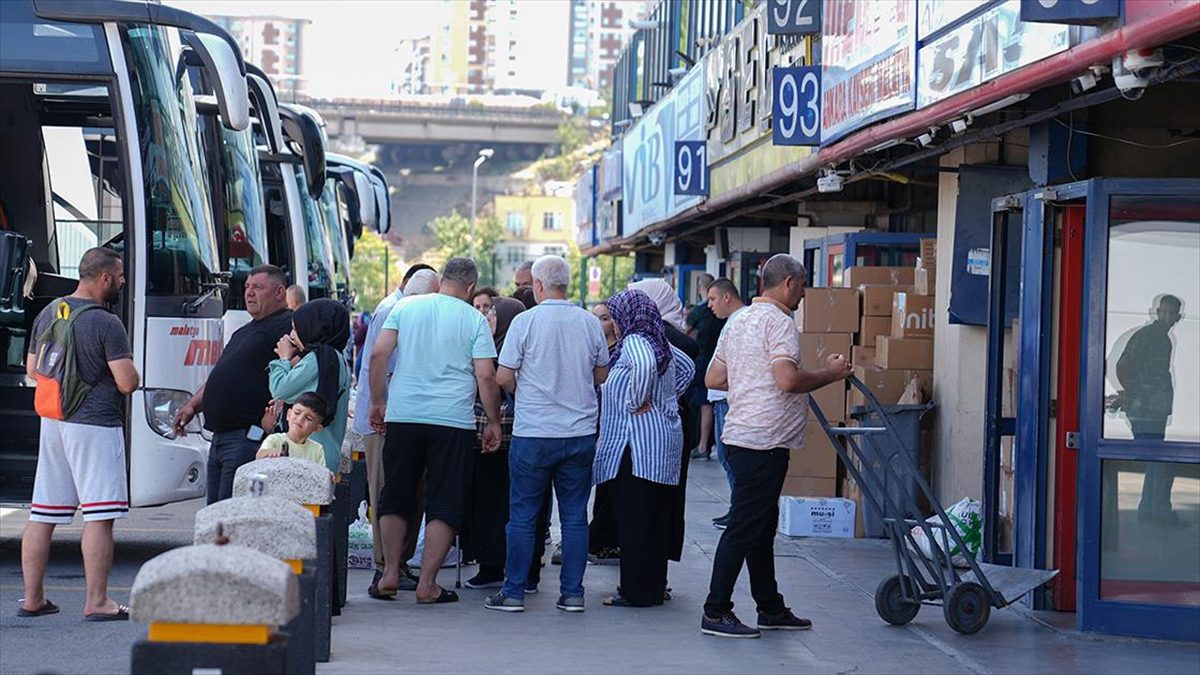 Büyük İstanbul Otogarı’nda tatil dönüşü yoğunluk yaşanıyor