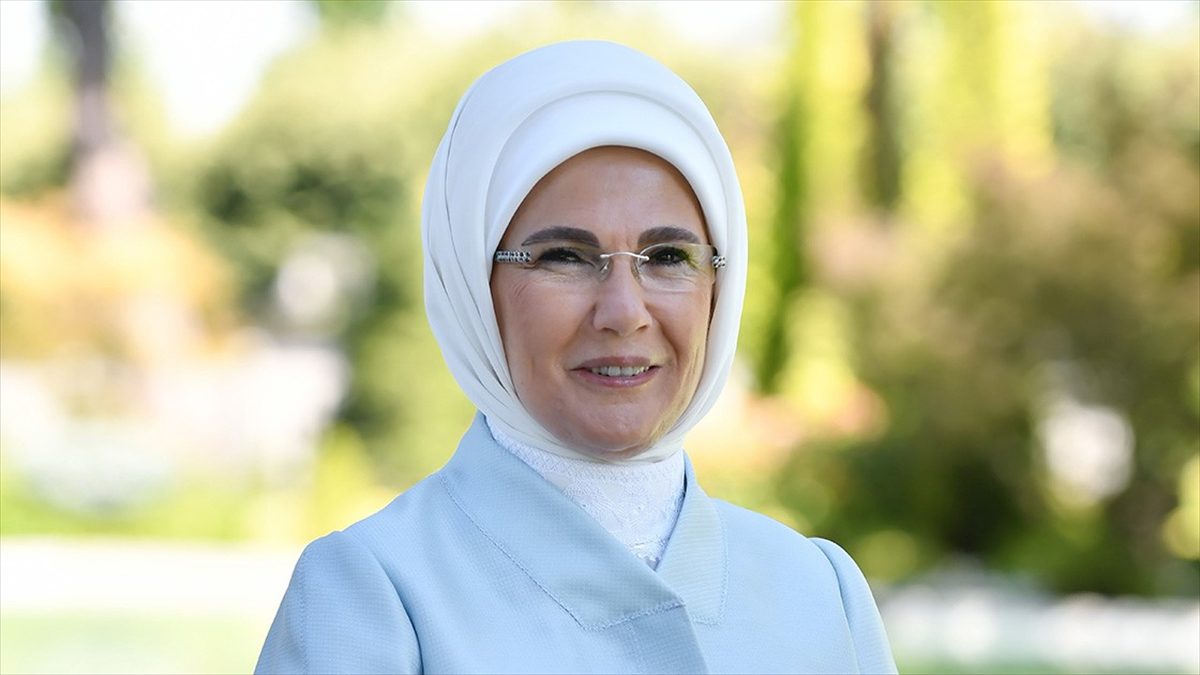 Emine Erdoğan: Sevginin ve güvenin en güçlü sembolü olan baba, yuvanın direği, ailenin kalbi, şefkatin timsalidir