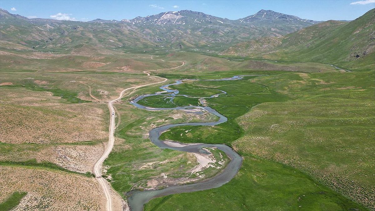 Faraşin Yaylası'nda besicilerin su kaynağı menderesler dronla görüntülendi