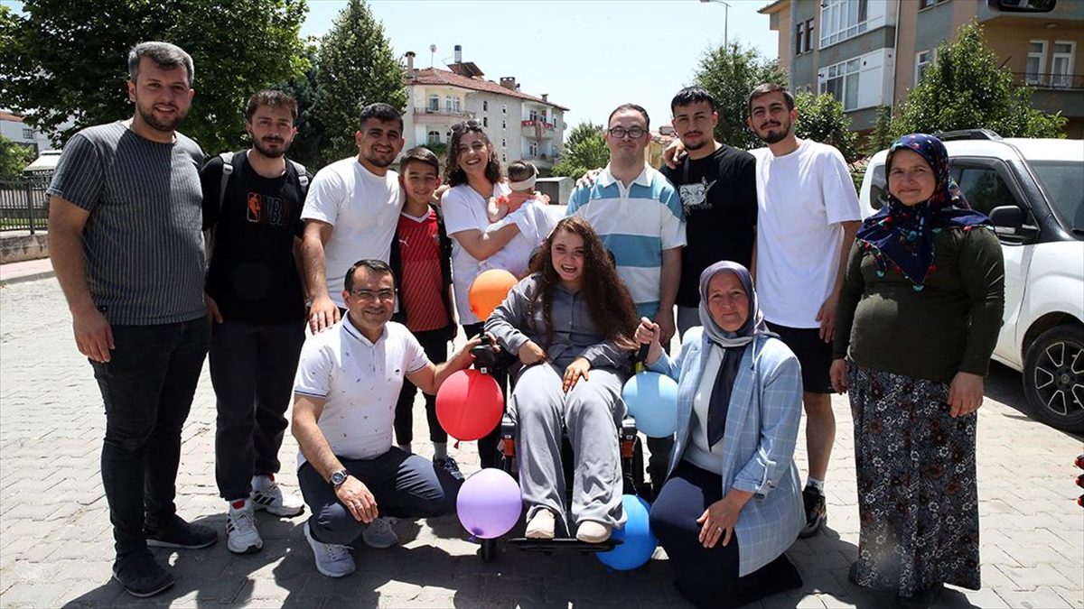 Futbol antrenörü ve sporcularından engelli Nurcan’a “en özel” bayram hediyesi